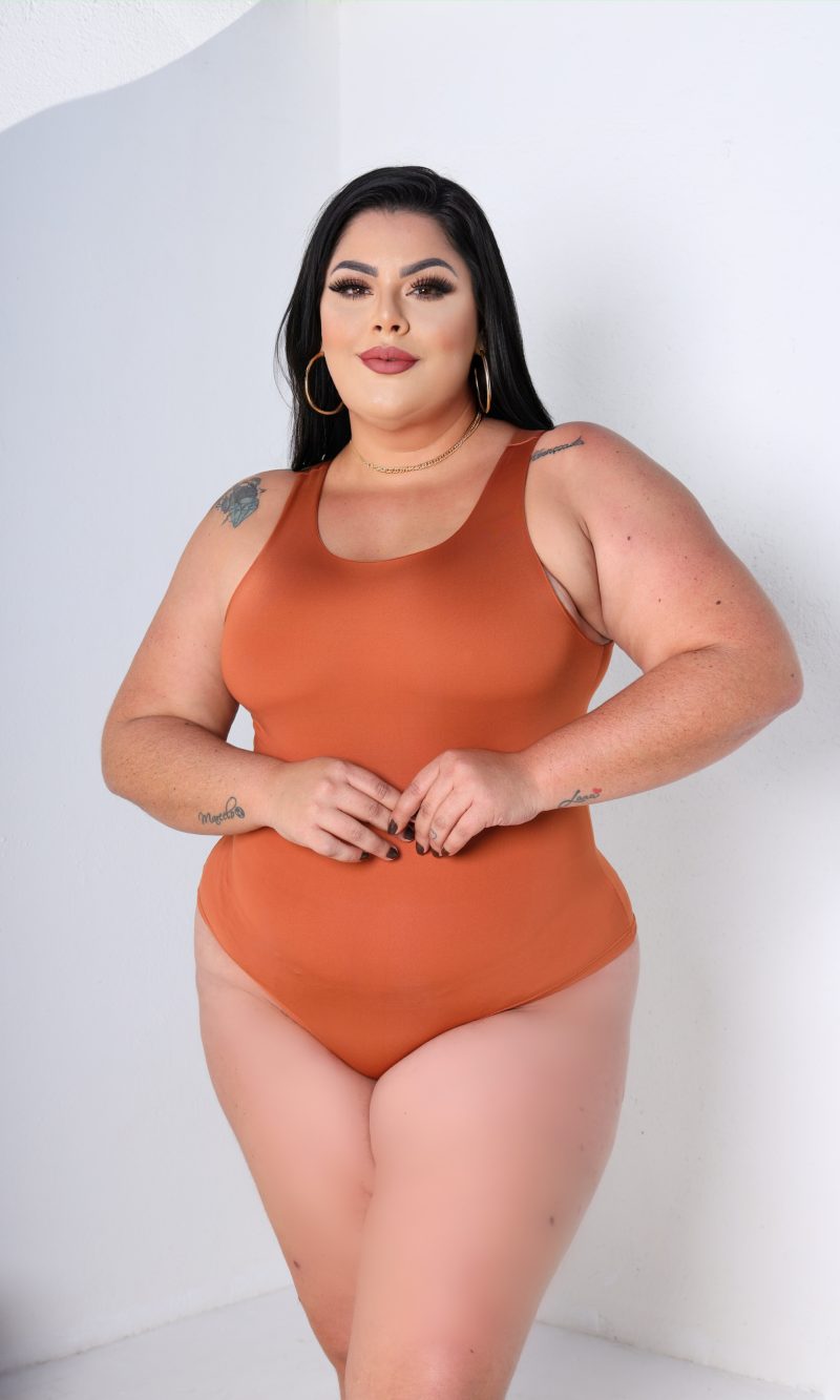 body zarah fluity gola redonda preto plus size