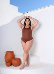 body zarah fluity gola redonda bege plus size