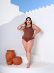 body zarah fluity gola redonda bege plus size