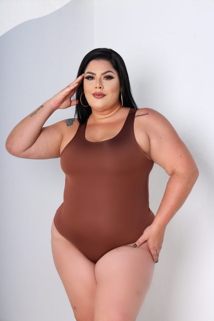 body zarah fluity gola redonda bege plus size