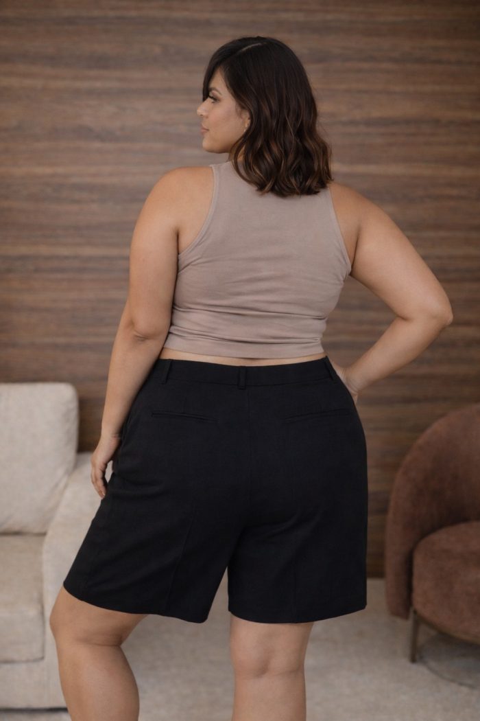 cropped celina com decote frontal abertura na barriga com alça fina premium preto plus cropped celina com decote frontal abertura na barriga com alça fina premium preto plus